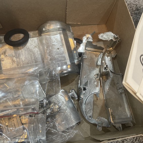 VINTAGE HUBLEY JLE 1932 CHEVROLET ROADSTER 1:20 SCALE DIE-CAST METAL KIT UNBUILT - Picture 6 of 8