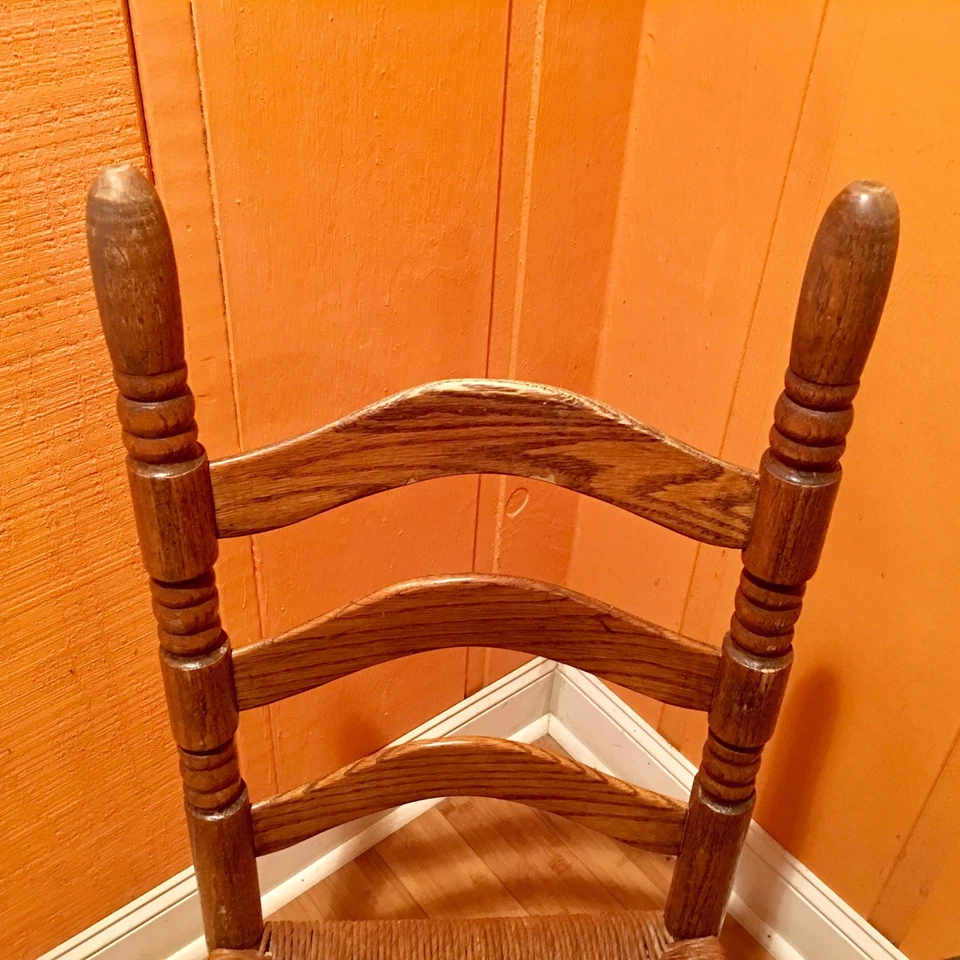 Hermoso juego de sillas antiguas vintage de campo francesas con respaldo de escalera asiento apresurado Foto 3 de 4