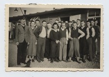 WK 2 Foto Gruppenbild junge M&auml;nner Baracke Ausbildungslager? Deutschland