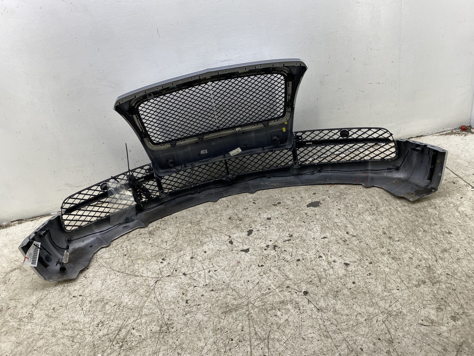 2014-2019 BENTLEY FLYING SPUR RONT BUMPER COMPLETE W/GRILLS & PARKING SENSORS