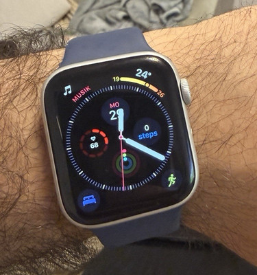 Apple Apple Watch SE 44 mm Aluminium Silber GPS mit blauem Silikonarmband