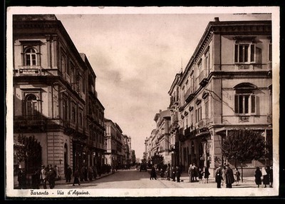 Ansichtskarte Taranto, Via d´Aquino con passanti e edifici storici 