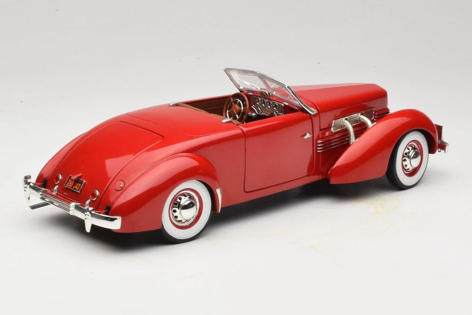 32158 Cord 812 Convertible Red American Muscle 1:18 - Image 3 of 4