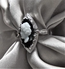 BEAUTIFUL VINTAGE IN OSTBY BARTON STYLE 10K ONYX HARDSTONE CAMEO NAVETTE RING!