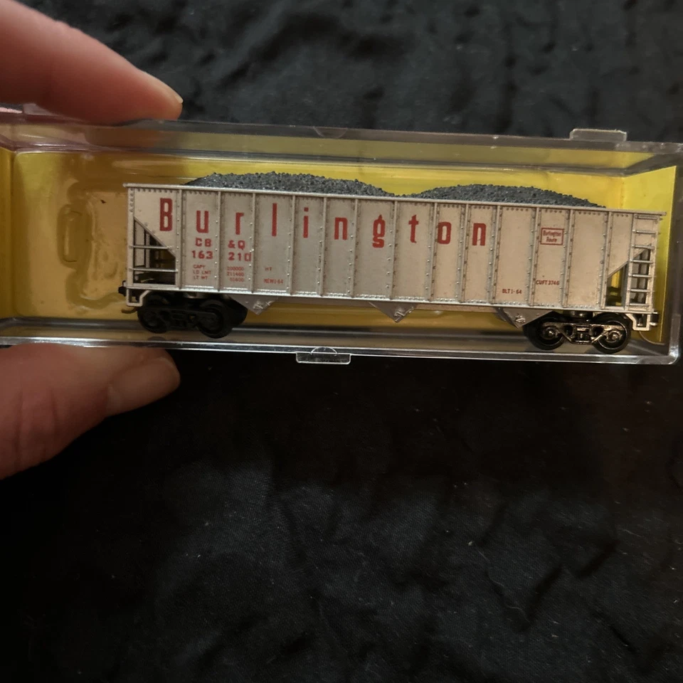 Microtrains KADEE N Scale #57 Lot Of 6 Hoppers & Cattle Cars ACL Burlington C-6 - Image 4 of 4