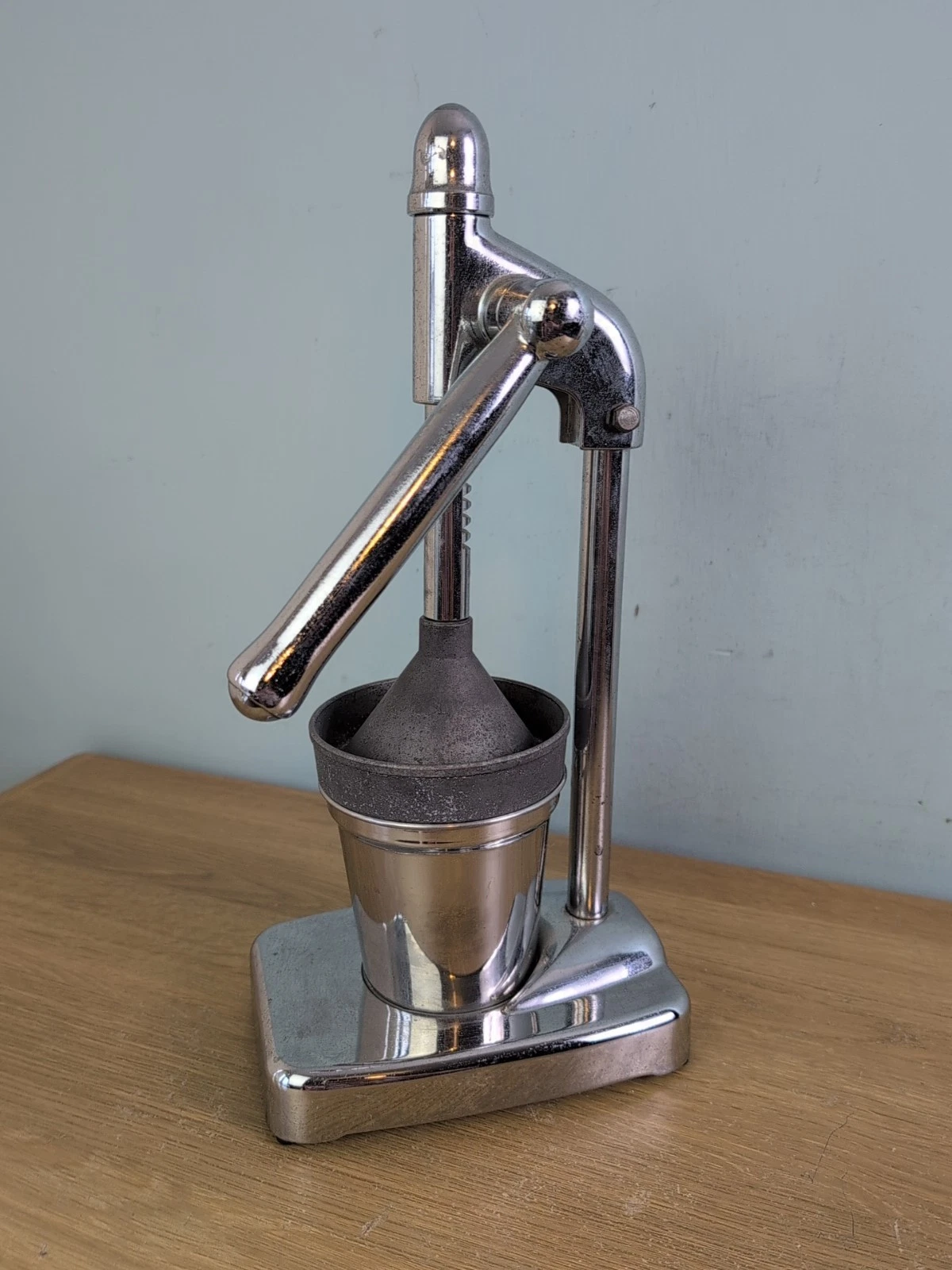 Vintage Heavy Duty Citrus Press Juicer Cast Metal 2.65 KG Ornamental Rustic.