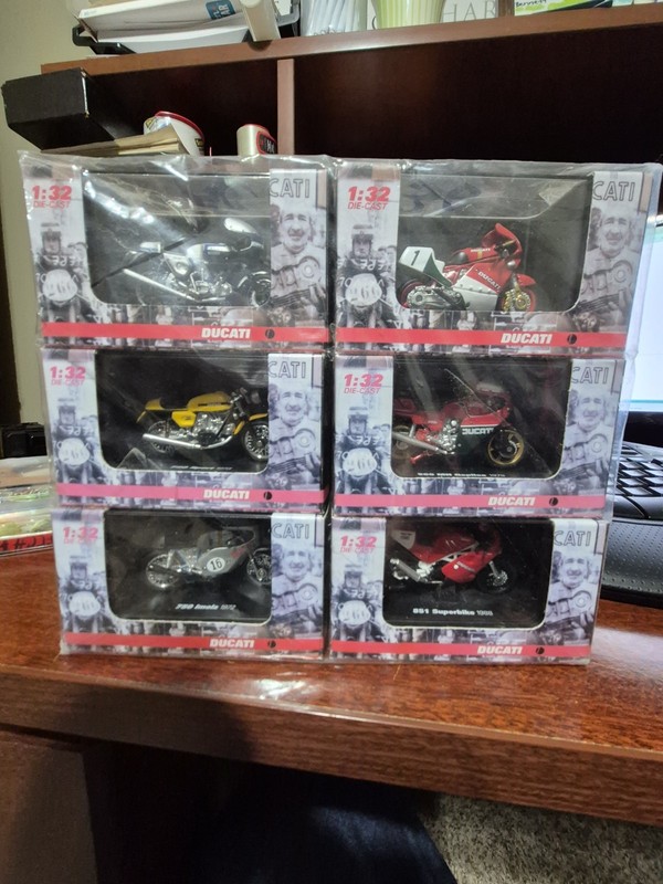 6 N.OS. 1:32 DUCATI DIE CAST MOTORCYCLES NEW IN BOX**