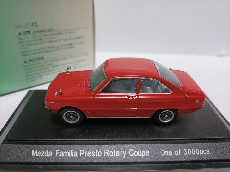 Modelo de coche cupé rojo giratorio Ebbro 1:43 Mazda Familia Presto Foto 2 de 4