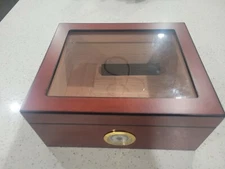 Mantello cigar storage box with glass lid and humidifier. Space for 25-50 cigars