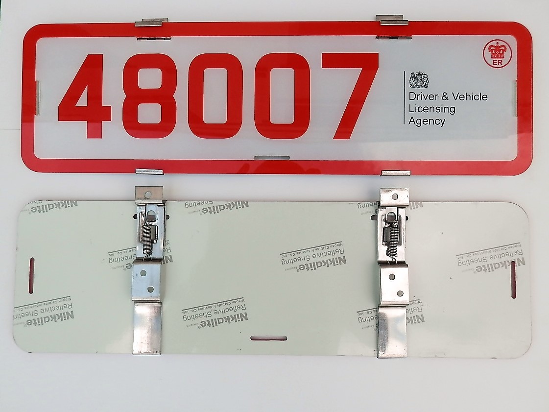 TRADE PLATE HOLDERS 140MM 140 MM SPRING LOADED STORAGE WALL MOUNT