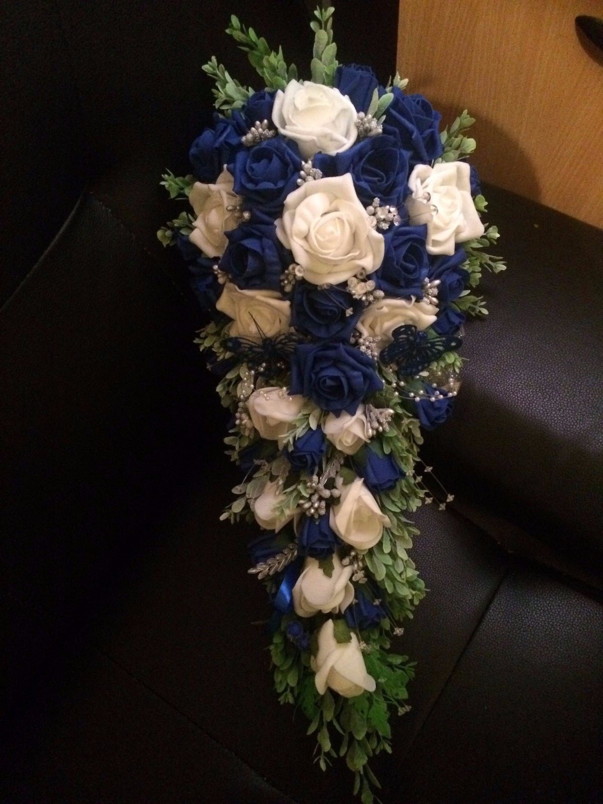 Mariage Fleurs Mariée Douche Bouquet Royal Bleu & Blanc & Argent 49.99 £ Mariage Fleurs Mariée Douche Bouquet Royal Bleu & Blanc & Argent 49.99 £