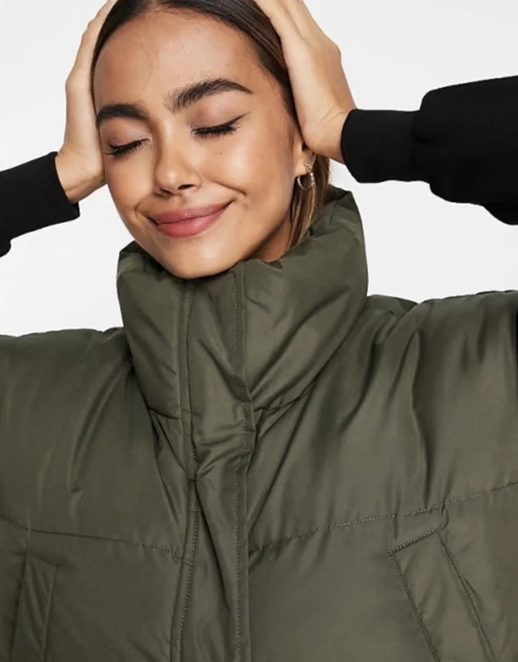 Nuevo con etiquetas Chaleco Brave Soul Olive Puffer XS - Ajuste de gran tamaño, cuello alto, agotado en línea Foto 3 de 4