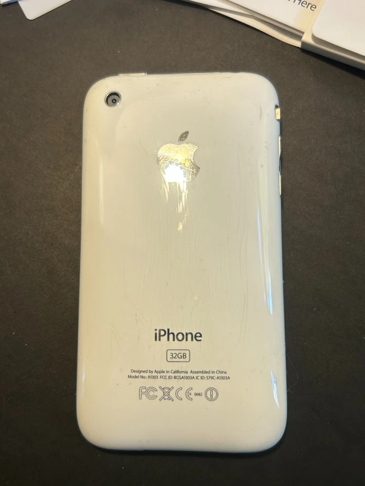 Iphone 3 GS 32 GB White w/ Seal on box Rare Nice Phone Turns On FREE SHIPPING - Image 3 of 4