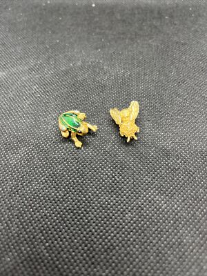 Set of Two Small Brooches A green Frog and a Gold Tone Bumblebee