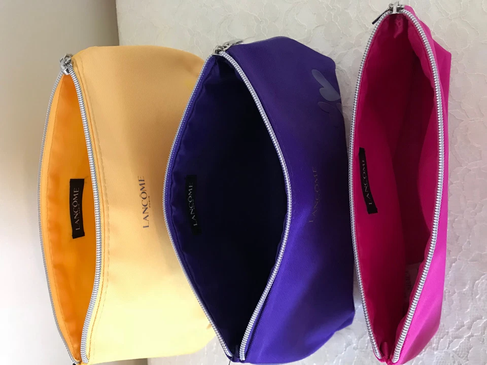3 BOLSAS DE MAQUILLAJE COSMÉTICO LANCOME púrpura/amarillo/fuchisa con detalles de vinilo corazón nuevo en paquete Foto 3 de 4