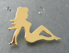 MUDFLAP GIRL GOLD COLORED MUD FLAP GUARD LAPEL PIN BADGE 1.25 " RIGHT FACING