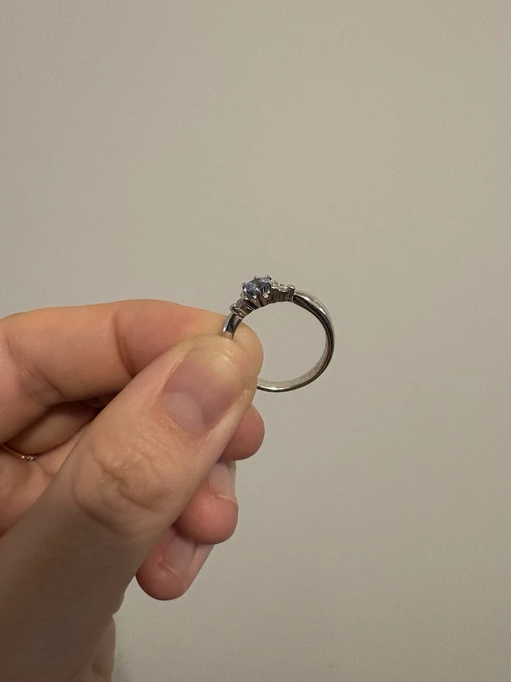 Anillo pequeño de platino con halo de diamantes de zafiro azul de Ceilán - 4,24 gms, talla 5, 0,52 quilates Foto 4 de 4