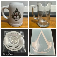 Pakiet Assassin's Creed - naklejka winylowa, przypinka, szklany kamień i kubek ceramiczny