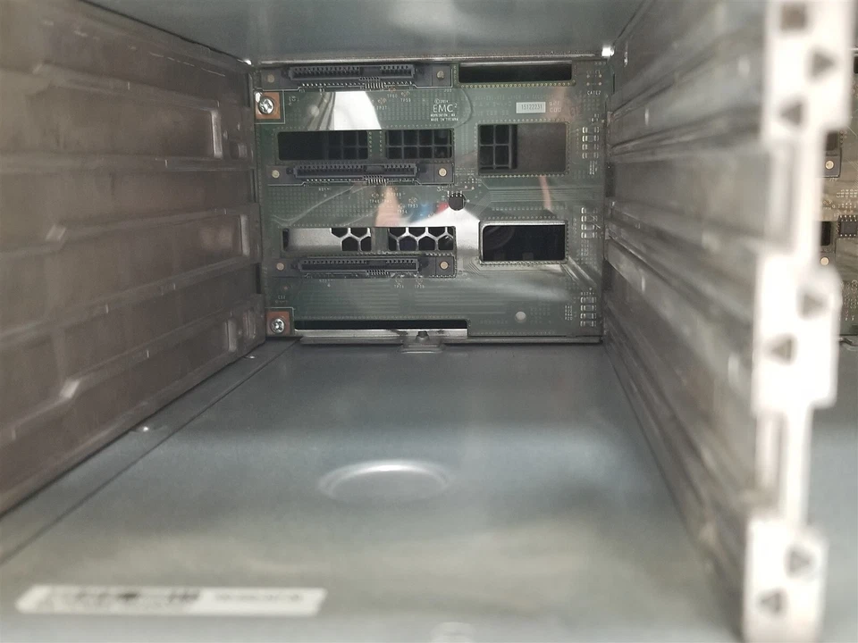 EMC BPE12 12-LFF 2U Unified Hybrid Array 2* 875W PS 2*110-223-000D-05 Controller - Image 4 of 4