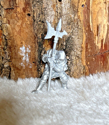Dunkeldorf Miniatures - Streets - Konrad Schlafrig the Guard - King Games