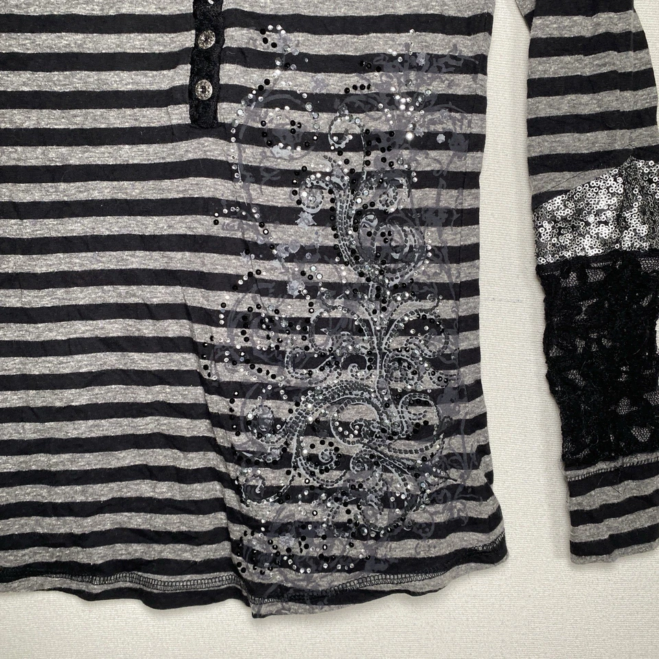 Top de encaje Henley manga larga adornado a rayas Maurice's lentejuelas góticas talla pequeña Foto 2 de 4