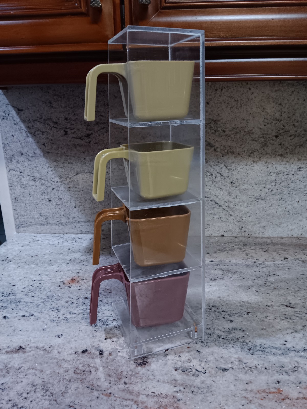 RARE Carlisle 22.5oz, 16oz, 12 oz, 9.5oz Stacking Measuring Cups W Acrylic Box