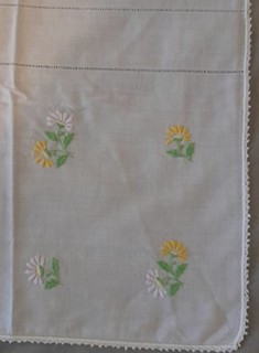 Wunderschöne Tischdecke Stickerei Gr: 74 X 74 cm