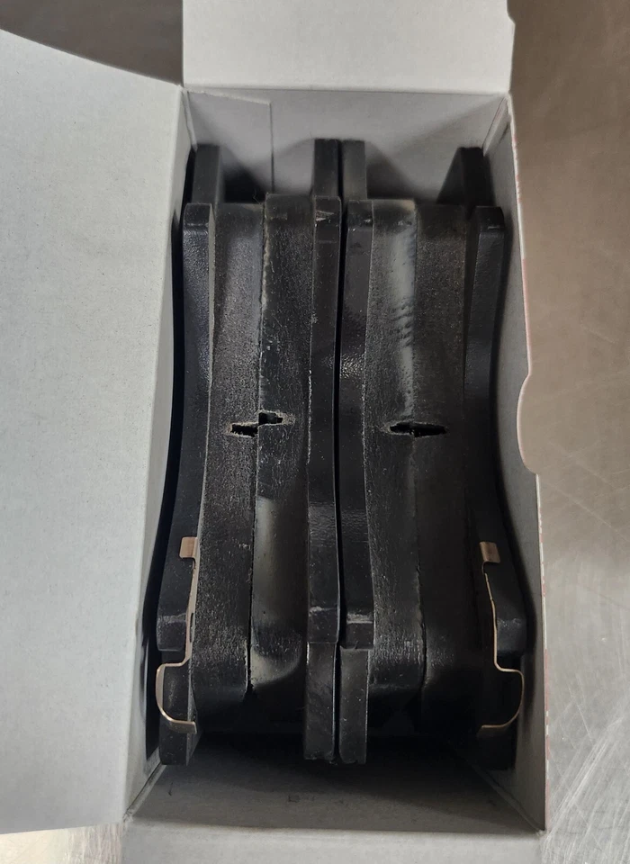 Juego de pastillas de freno delanteras Toyota Tundra Land Cruiser 2007-2021 originales OEM 04465-AZ220 Foto 2 de 4