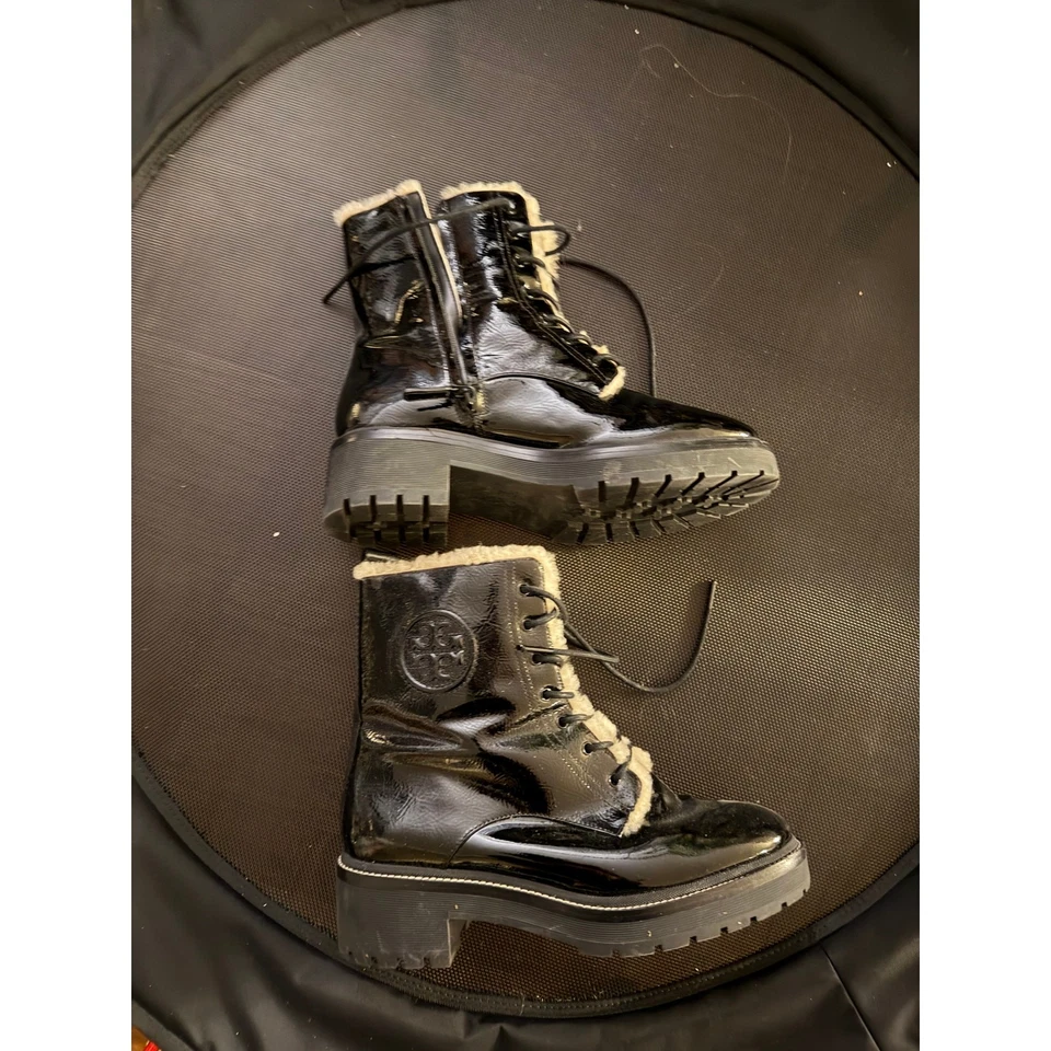 Botas Tory Burch pretas forradas de pele de couro envernizado, femininas tamanho 10 excelente estado usado - Imagem 3 de 4