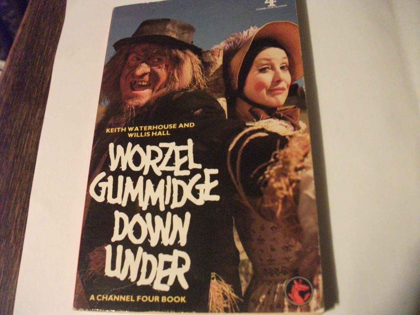 Worzel Gummidge Down Under (The Dragon Books)-Keith Waterhouse, Willis Hall