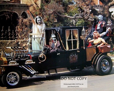 ''THE MUNSTERS'' FRED GWYNNE YVONNE DE CARLO - 8X10 PUBLICITY PHOTO (FB-436)