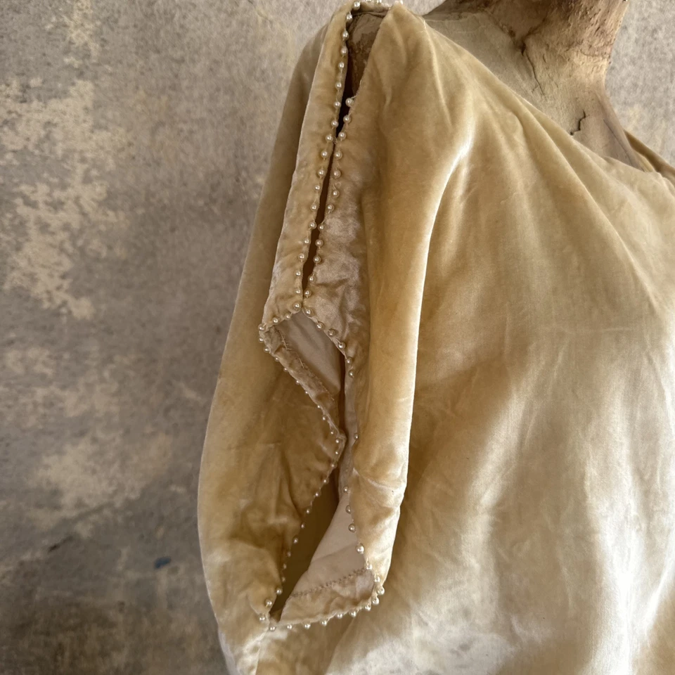 Antiguo Vestido de Terciopelo de Seda Crema Años 20 Borde de Perla Reunido Maxi Adolescentes De Colección Foto 4 de 4