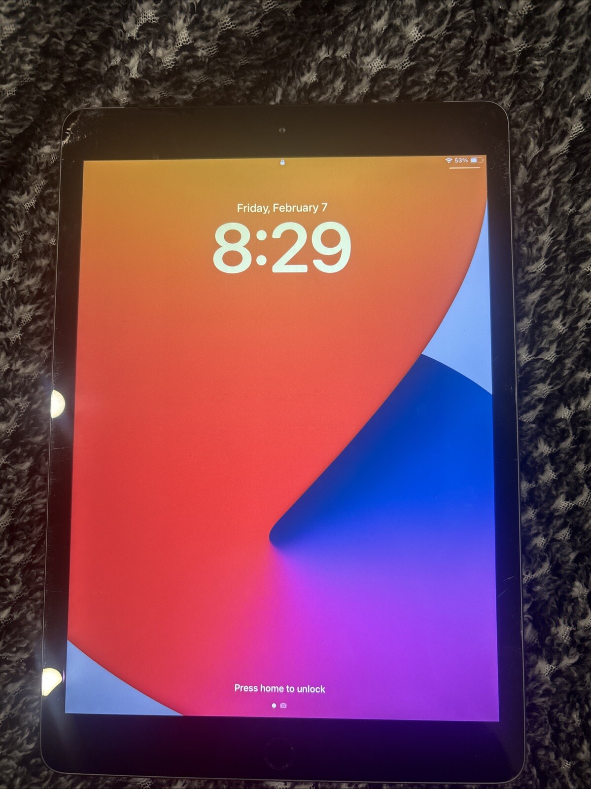 iPad 7th Generation 128 gb WiFi or data good condition-image