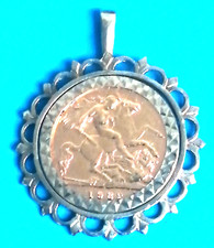 ELIZBETH 2nd 1982 22ct FINE GOLD HALF SOVEREIGN IN GOLD MOUNT WEIGHT 7.19 GRAMS 3338.32 per troy oz