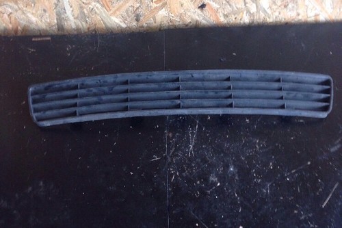 Stoßstange vorne Nebelscheinwerfer Grill Einfassung rechte Seite 8E0807682A...