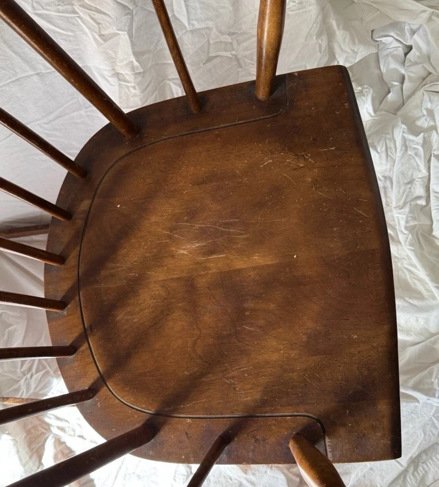 Mecedora Nichols & Stone de madera dura, respaldo de husillo clásico, necesita restauración Foto 2 de 4