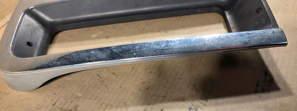 1993-1995 Chevrolet G10 G20 G30 OEM Passenger Tail Light Trim Bezel 15685966 - Image 4 of 4