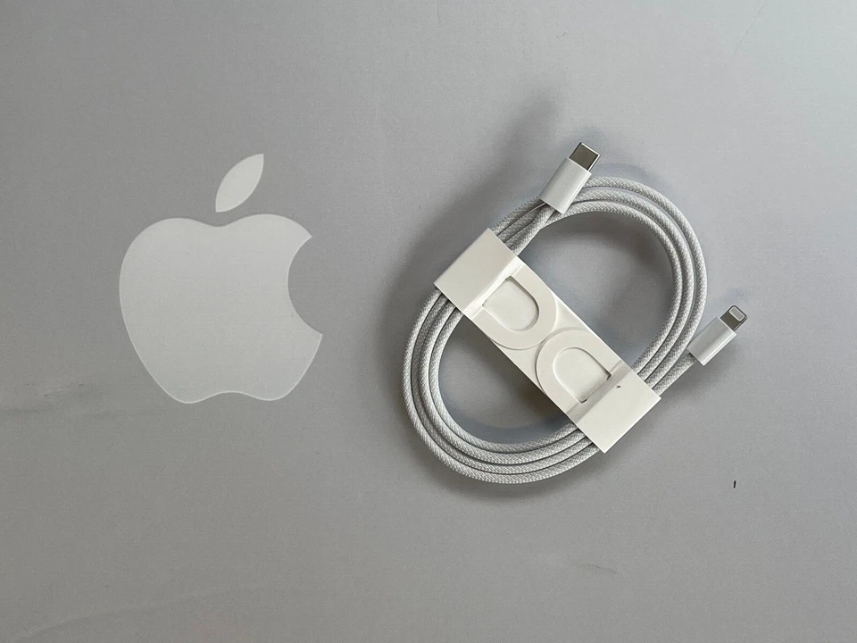 Genuine Apple Woven charge cable Lightning to USB-C NEW. silver - Image 3 of 4