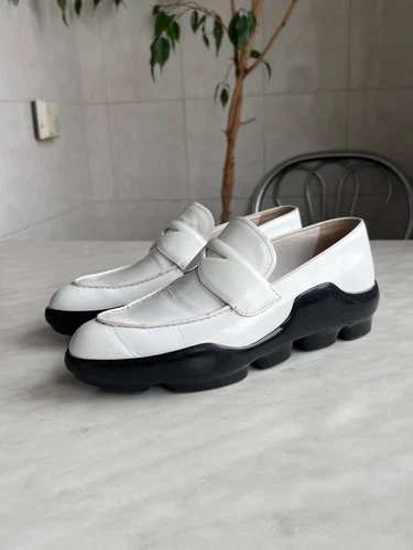 Mocassins vintage Prada unisexe cuir grande plateforme semelle chaussures avant gardistes Italie 40
