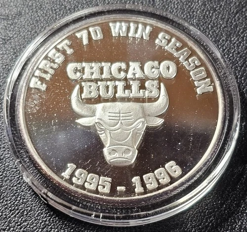 A CHICAGO BULLS HIGHLAND MINT ROUND FIRST 70 WIN SEASON 999 SILVER COIN