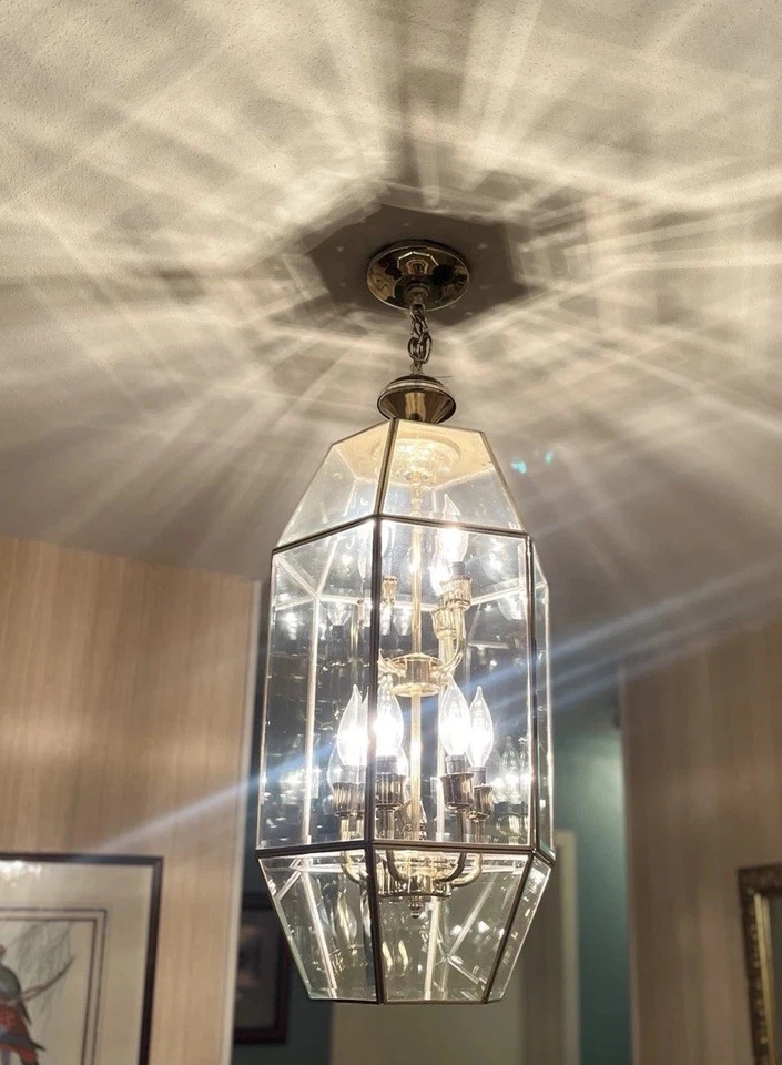 Impresionante araña de 2 niveles de latón pulido y paneles de vidrio biselado multifacéticos Foto 3 de 4