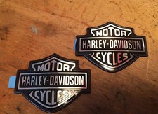 62446-10 CROSS&BAR CHROM SCHWARZ SELBSTKLEBENDE TANKEMBLEME HARLEY® - 78MM LANG
