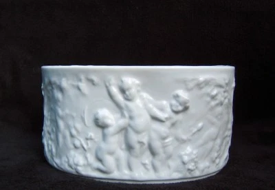 ancienne petite jardinière porcelaine blanche décor d'angelots ange chérubin - Photo 1/4