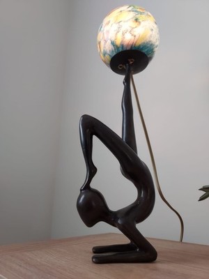 Atemberaubende Art Deco Stil Bronze Figur & Glaskugel Tischlampe.