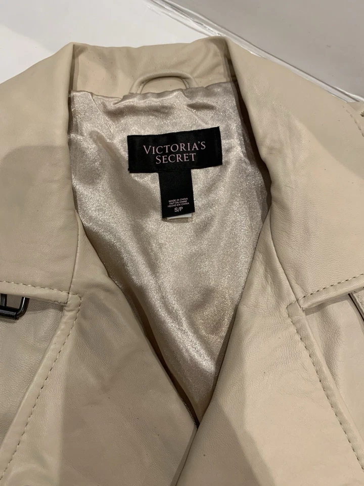 Chaqueta Moto Victoria’s Secret VS Cuero Usada en Excelente Condición - Talla Pequeña - Color Crema Foto 3 de 4