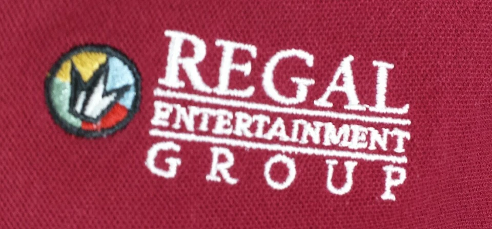Camiseta manga larga miembro del equipo de empleados de Regal Entertainment Group talla pequeña Foto 2 de 4