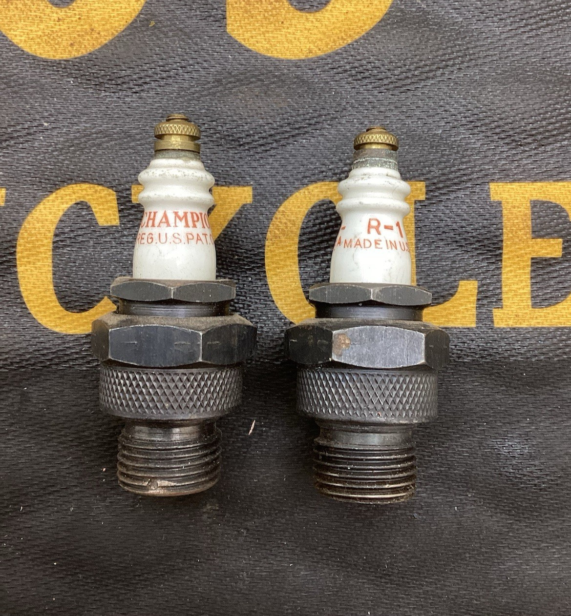 2 NOS CHAMPION R-1 RACING SPARK PLUGS 18mm TAKE-APART WLA INDIAN KNUCKLEHEAD