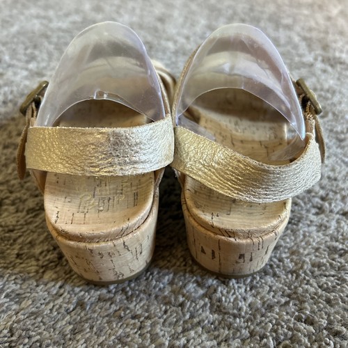 Zapatos de cuña Kork Ease Myrna 2.0 K38170 de cuero dorado y hebilla de corcho EE. UU. 6M - Imagen 3 de 5
