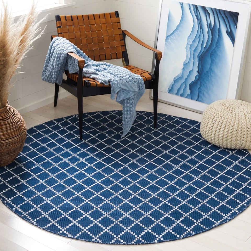 SAFAVIEH Montauk MTK706N Handwoven Navy / Ivory Rug - Image 2 of 4