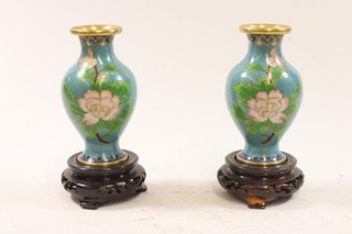 Paar Vasen Messing emailliert Cloisonné China mit Holzsockeln Mitte 20.Jh(IG267)